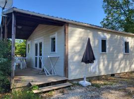 Chalet confortable avec terrasse - 4 personnes - API-1-52-186, hotel v destinaci Salles