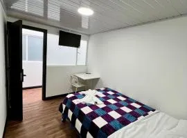 Habitación moderna y cómoda con baño privado, wifi