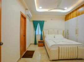 White Castle Stays Luxury 3BHK Serviced Apartment in Madhapur，位于海得拉巴的带停车场的酒店