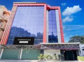 Super Townhouse Lake Town Clock Tower Formerly Crown Comfort