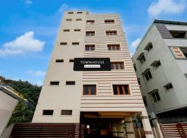 Townhouse CJ Grand，位于维杰亚瓦达维杰亚瓦达机场 - VGA附近的酒店