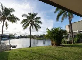Palm Springs Waterfront Retreat - Broadbeach Waters