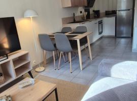 Maison rénovée avec stationnement privatif, Hotel in Cherbourg-en-Cotentin