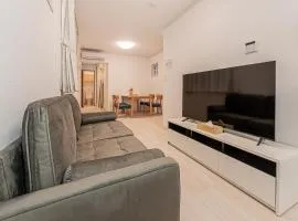 Newly Built 4-Bedroom House in Shopping Street, 8-Min Walk from Akabane Station