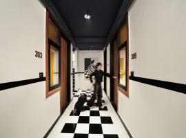 The Village Edit - Minimalist Hotels, hotel a Jāmb