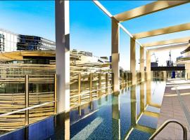 Sydney City High Level Amazing 2 Bedroom 2 bathroom Condo with Pool, Hotel in Sydney