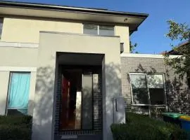 Comfortable Private Room in Kew East Townhouse - Shared Bath - Free Street Parking - Family-Friendly