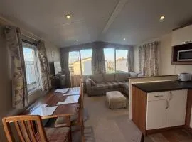 Relax By The Coast - Spacious 6-sleeper Caravan