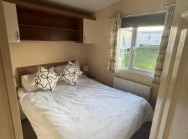 Relax By The Coast - Spacious 6-sleeper Caravan