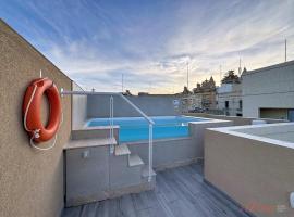 Rooftop 3BR with Plunge Pool & BBQ near Airport, hotel a Hal Ghaxiak