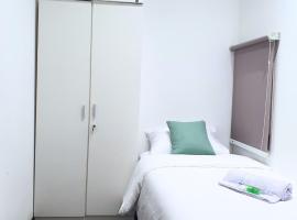 The Breakout Room BSD - Guest House near ICE BSD, hostel em Serpong