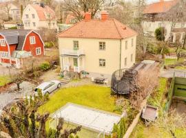 Spa & Pool Villa nära Mall of Scandinavia, hotel en Solna