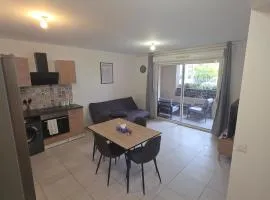 Appartement neuf et confortable de 2 chambres, résidence sécurisée, centre et mer