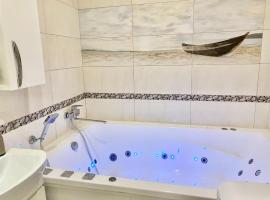 Jacuzzi With light Nauki Avene, hotel a Khàrkiv