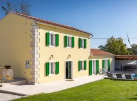 Family villa Corticum Otium with pool in Tinjan