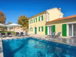 Family villa Corticum Otium with pool in Tinjan