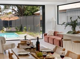 Poolside Luxury Villa - Solar Pool Beach 3min, hotel in Mornington