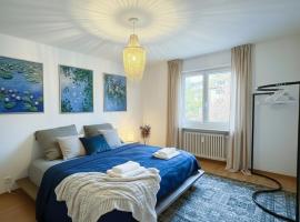 Cozy Spacious Apartment near Zurich City with Balcony & Free Parking, hótel í Oberengstringen