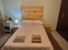 Rustic Stone Farm house, מלון בFrankfort