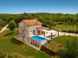 Rustic villa Krug with panorama view in Buje, hotel din Bibali