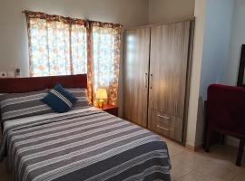 Purple Springs Elmina Suite #1, hotel din Esamang