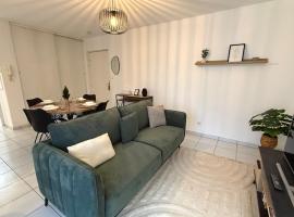 Le Clair de Lune Elegant T3 with Private Parking, hotel a Maubeuge