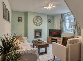 Stylish 2BR Cottage Pet-Friendly with Free Parking