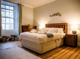 3 Bed Traditional Apartment on Picturesque Victoria St