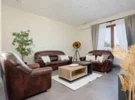 Spacious 3-bedroom House with the Excellent Location Near the Airport by Noclegi Renters