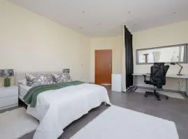 Przestronny Dom z 3 Sypialniami w Doskonałej Lokalizacji w Pobliżu Lotniska by Noclegi Renters
