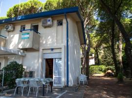 Townhouse with garden and easy beach access, hotel en Eraclea Mare