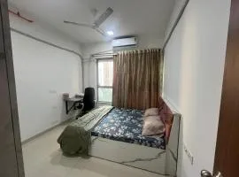 A quiet and cozy getaway in Thane!