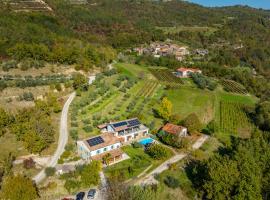 Magical Villa Glavini with privacy & stunning panoramic views, Hotel in Cerovlje