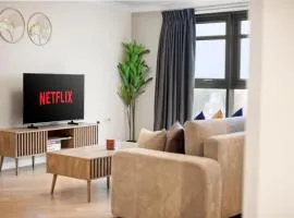 2BR Top Floor City Apt with King or Twin Beds, Free Secure Underground Parking & SkyStream TV - Central Reading, Sleeps 6