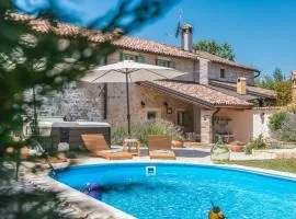 Rustic villa Nonni with outdoor pool in Visnjan