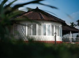 The Hundred House by Kisah Stays - Wayanad Colonial Estate Bungalow, bungalow in Ambalavayal