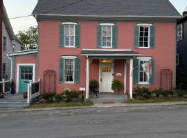 Congress House - Walk everywhere from this elegant comfortable home, hotel a Berkeley Springs