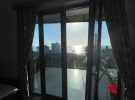 Квартира с большим балконом на море