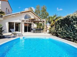 Villa 09, piscine chauffée 8 personnes à 2 pas de l'océan, hotel in Les Sables-dʼOlonne