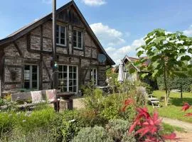 Fachwerkhaus am See mit Fass-Sauna im Münsterland