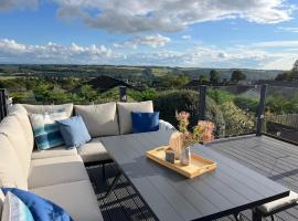 Stylish 3 Bedroom with Balcony and Amazing View, viešbutis mieste Dollar