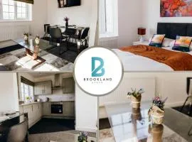 1 Bedroom apartment suite by Brookland Stays Serviced Accommodation & Short Lets in treetop hideaway with Free WiFi
