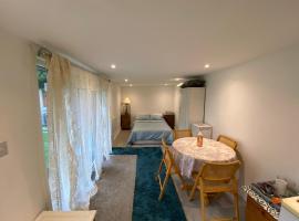 FABULOUS Self contained GARDEN STUDIO EGHAM, hotel in Egham