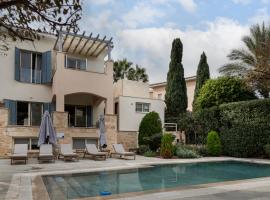 Avyra Residences Amorosa Beach Villa, hotel em Pólis