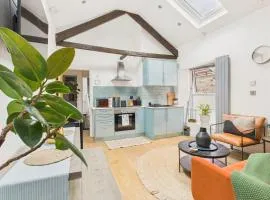 Heart of Falmouth - Comfortable & Stylish Studio | Town Centre | Parking | WiFi