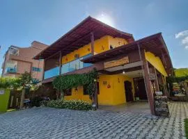 Suítes confortáveis para família de até 3 adultos e 1 criança