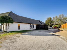 Granbury Studio - 10 Mins From Town and The Lake!, hotel v destinaci Granbury