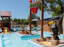 ZEcamping 4 animé avec piscine couverte, Hotel in Caro