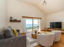 Rosas House, private house with jacuzzi and BBQ, hotel en Calheta