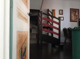 Grand duplex en centre ville pour 10 personnes et plus, hotel em Luzy